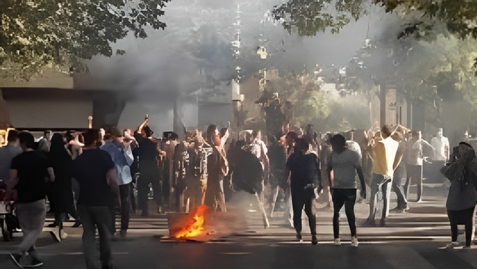 النظام الإيراني فی طريق مسدود والحركة الاحتجاجية تتحدی القمع