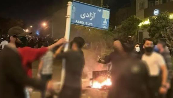 اليوم الـ 97 للانتفاضة، وضع باقات من الزهور على قبور الشهداء وتظاهرات ليلية في طهران