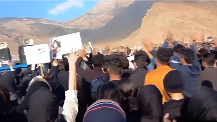 تقرير عن الانتفاضة في يومها الـ 102: مراسيم أربعينية لشهداء في إيذه وسنندج وسقز ودشتي بشعار”الموت لخامنئي“