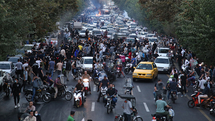 مائة يوم من الانتفاضة المشتعلة في إيران