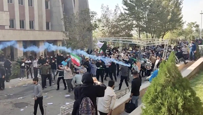 الانتفاضة في يومها الـ 104- مراسم أربعينية الشهداء وإشعال النار في مراكز ورموز العدو وتظاهرات ليلية