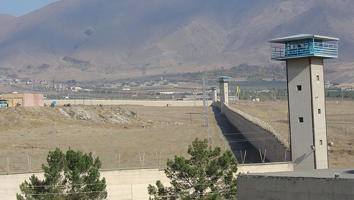 سجناء سياسيون في سجن كوهر دشت: شباب إيران ارتقوا إلى مستوى الثورة بقبول "حبل المشنقة"