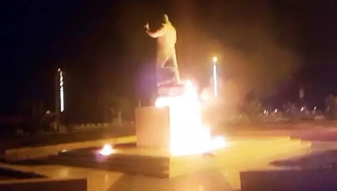 شباب الانتفاضة يضرمون النارفي تماثيل قاسم سليماني وقواعد للباسيج في أنحاء إيران