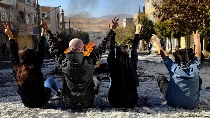 لوموند الفرنسية النظام الإيراني عالق في مأزق كلاسيكي للديكتاتوريين