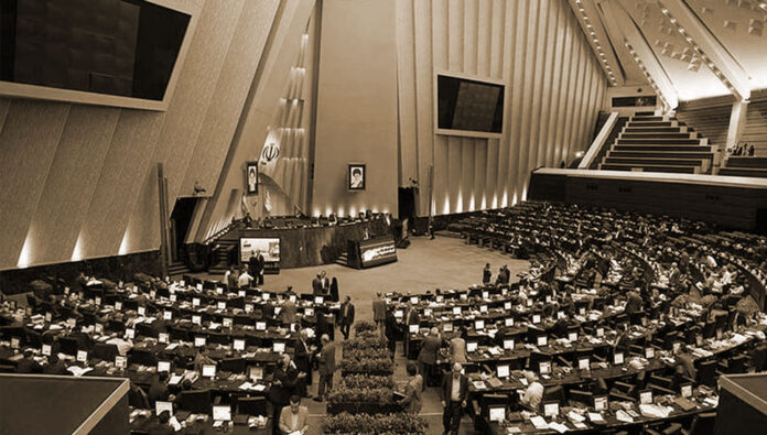 عجز نظام الملالي: خطة لمعاقبة المواطنين على التعبير عن آراء مخالفة للرأي الرسمي للنظام