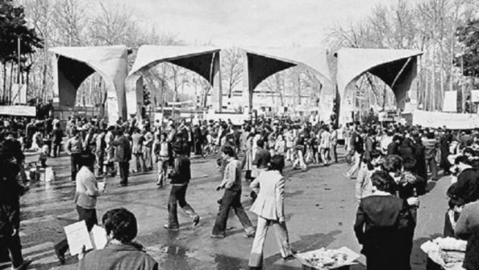 أسئلة تنتظر الإجابة من المطبلين لعودة شاه إيران! 