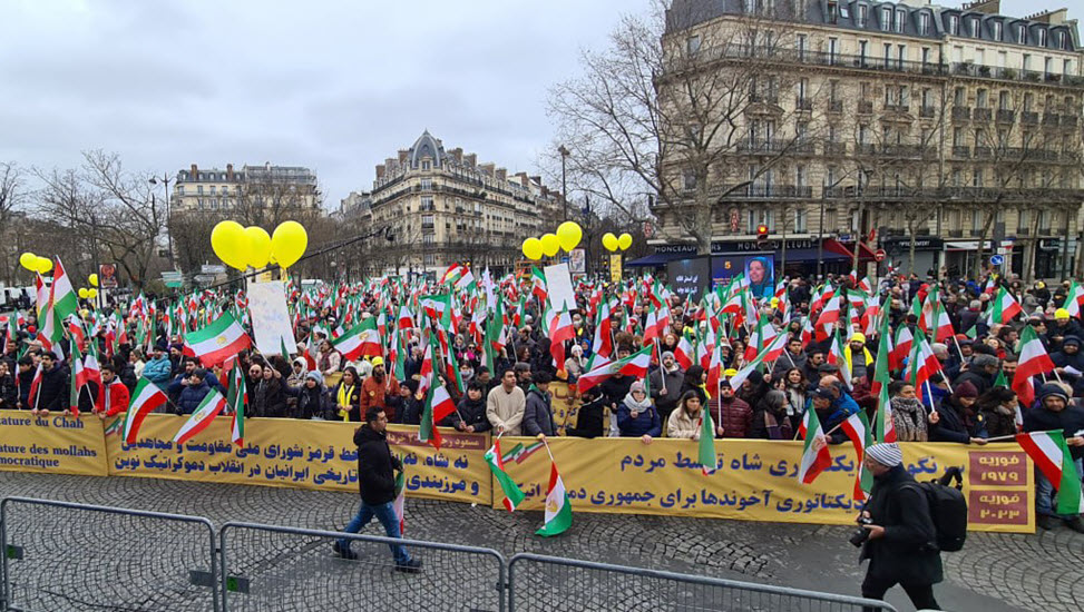 الالاف من الإيرانيين يتظاهرون في باريس دعما للإنتفاضة والمطالبة بإقامة جمهورية ديمقراطية في إيران