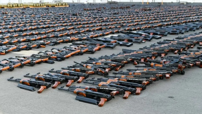 القوات الفرنسية تضبط زورقا يحمل أسلحة النظام الإيراني للحوثیین