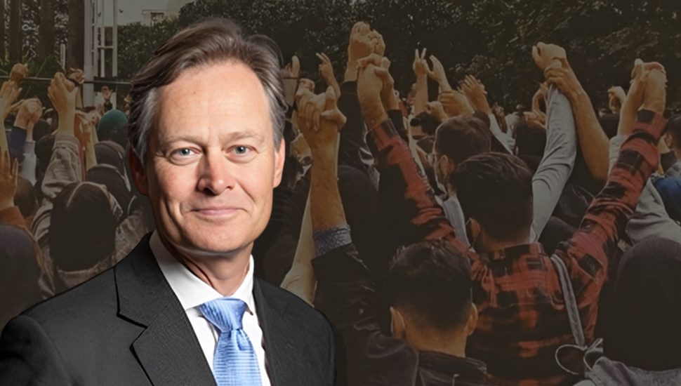 ماثيو أوفورد - في ذكرى الإطاحة بديكتاتورية الشاه ، يقف الرجال والنساء الشجعان ضد أحد أكثر الأنظمة شراً في العالم