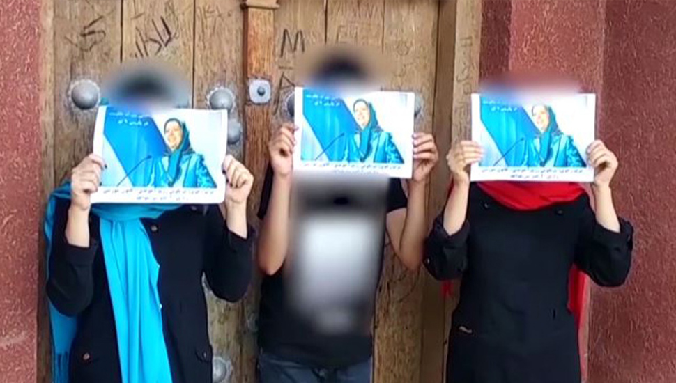 لصق وتوزيع منشورات كتب عليها "لا لنظام الشاه ولا لنظام الملالي" و "التحية لرجوي" في المدن الإيرانية