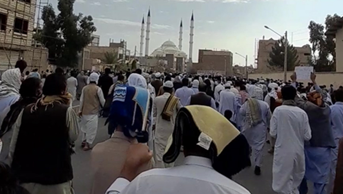 مظاهرات في زاهدان وسنندج بشعار الموت للظالم سواء كان الشاه أو خامنئي - الجمعة 10 فبراير