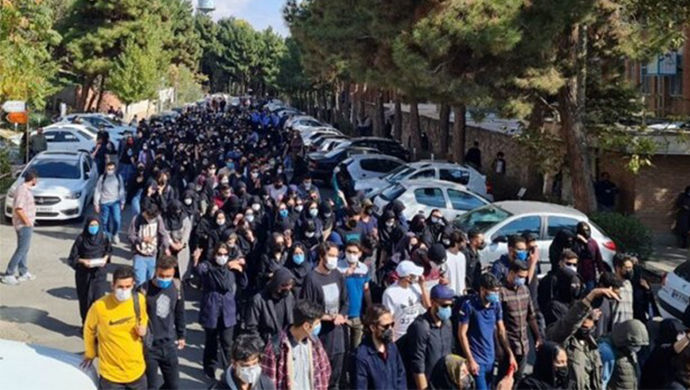 إيران لن تکون بين مطرقة الملالي وسندان أبن الشاه