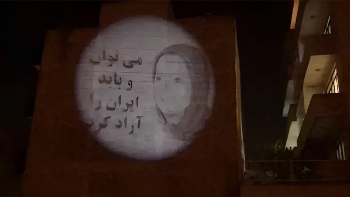 صورة ضوئية للسيدة مريم رجوي في طهران بشعار يمكن ويجب تحرير ايران