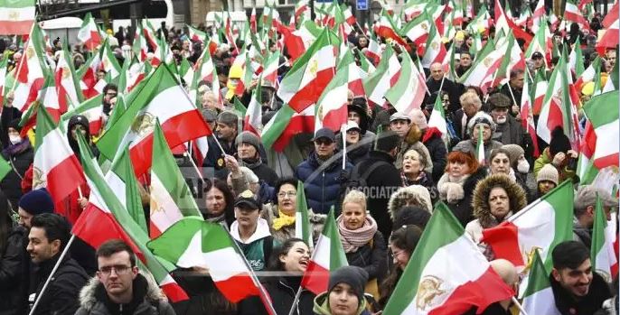 مسيرة ايرانية حاشدة في باريس لاحياء ذكرى الاطاحة بالشاه