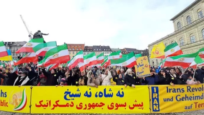 مظاهرات حاشدة للايرانيين متزامنا مع  انعقاد مؤتمر ميونيخ للأمن مع شعار الموت للظالم، سواء كان الشاه أو خامنئي