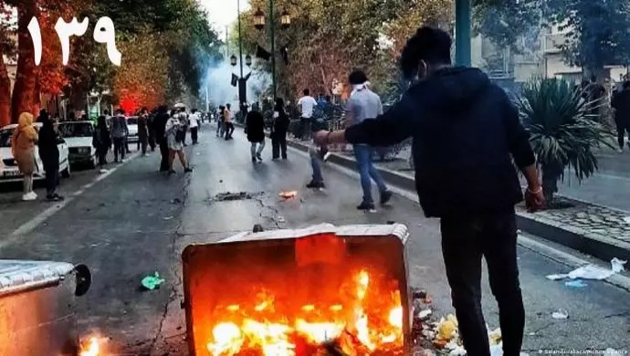 مظاهرة حاشدة في مدينة آبدانان واسقاط تمثال الباسيج