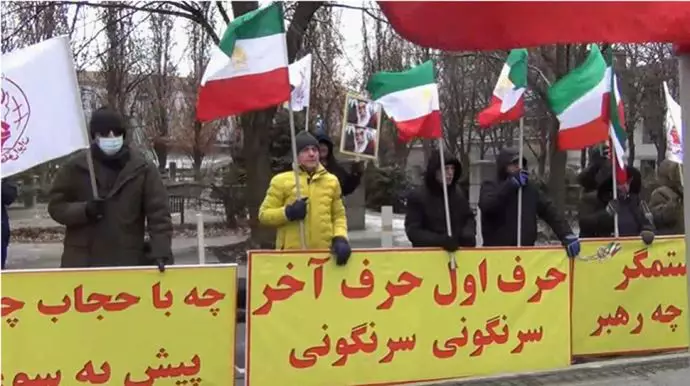 تورنتو: الإيرانيون يحتجون بشعار الموت للظالم سواء كان الشاه أو الزعيم (خامنئي)