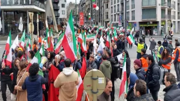 ايرانيون يتظاهرون في بروكسل بالتزامن مع اجتماع وزراء خارجية الاتحاد الأوروبي
