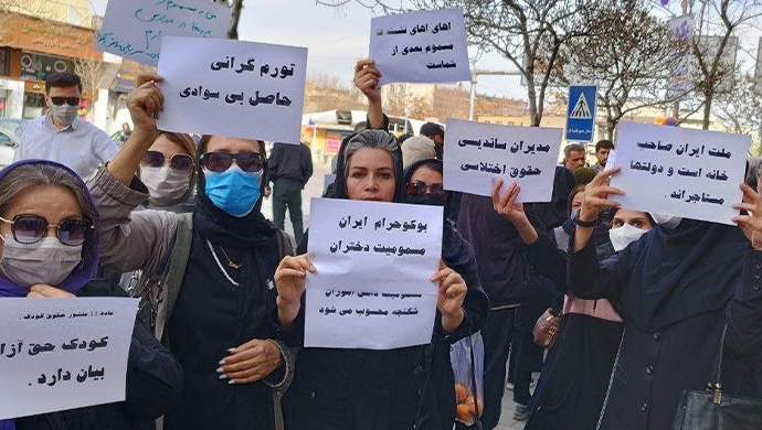 تجمعات للمعلمين في عشرات المدن الإيرانية احتجاجا على تسميم الطالبات