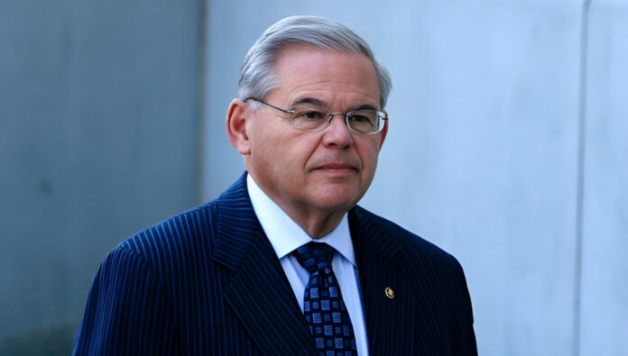 دعم السيناتور منينديز من تحقيق دولي حول تسميم منهجي للتلميذات في إيران 