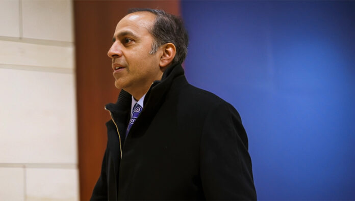 عضو ديمقراطي في مجلس النواب: الجيش الأمريكي لن يغادر سوريا 