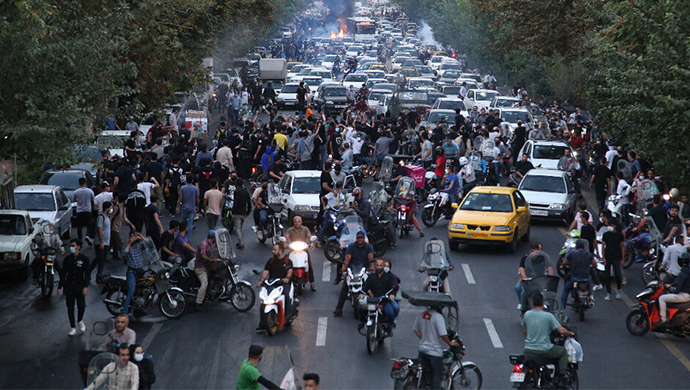 ليبراسيون الفرنسية: النار تحت الرماد في إيران ستشتعل في الأشهر المقبلة