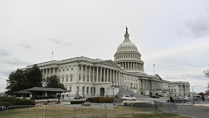 أعضاء مجلس الشيوخ الأمريكي يطالبون بمصادرة شحنات النفط الإيراني