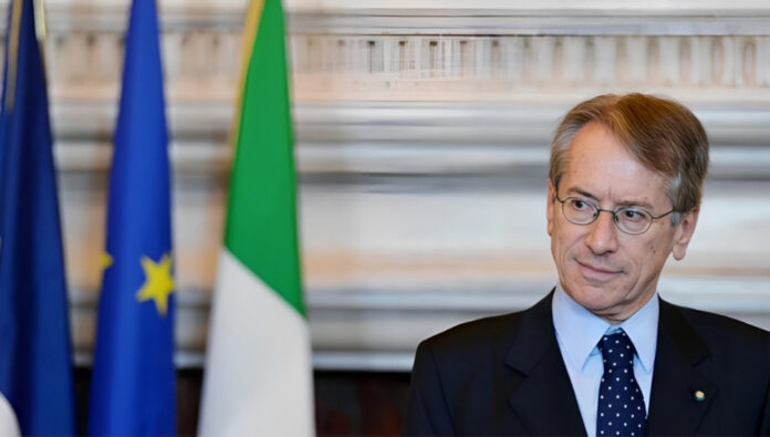 جوليو تيرزي وزير خارجية إيطاليا السابق: إن ثورة الشعب الإيراني بدأت بالنضال ضد نظام الملكية البهلوية المتوحش الفاسد.