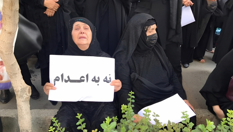 تجمع واحتجاج أهالي المحكوم عليهم بالإعدام أمام القضاء في طهران