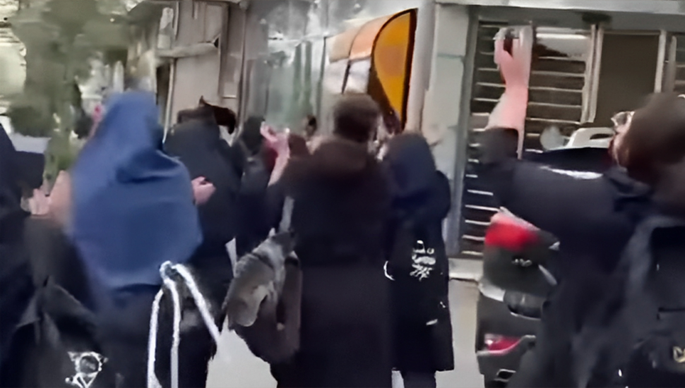 رشت: تظاهرة نساء حرائر مناهضة لنظام الملالي بشعار قسما بدماء الرفاق سنبقى صامدين حتى النهاية