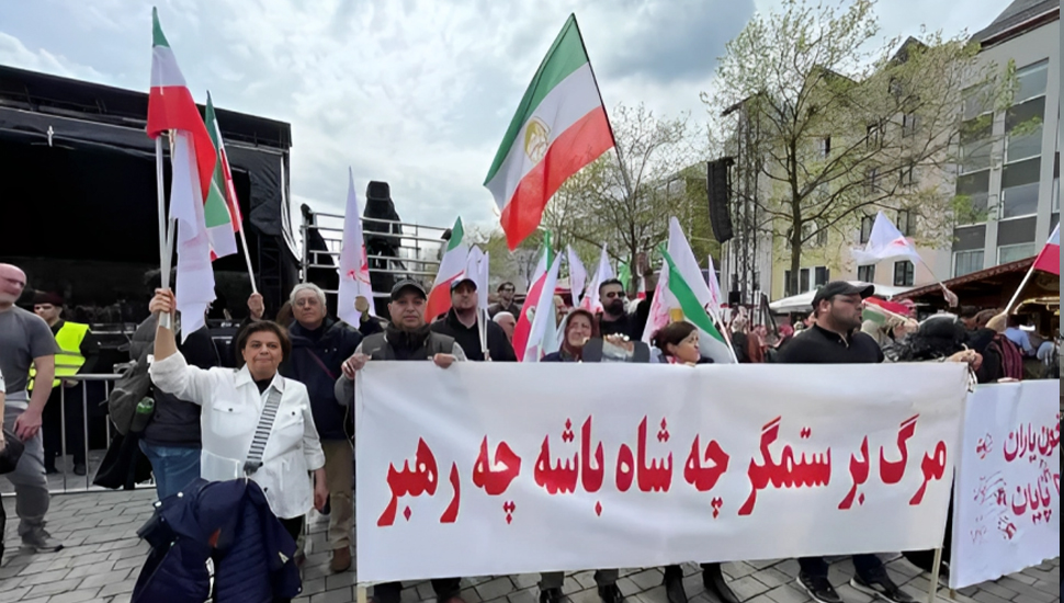 يوم العمال العالمي - مظاهرات حاشدة للإيرانيين بشعار "التحية للعامل الموت للظالم سواء كان الشاه أو خامنئي". 