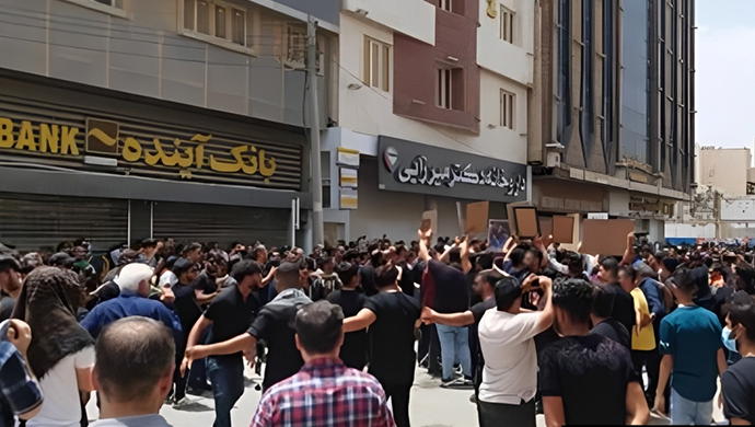 آبادان - تجمع احتجاجي شعبي في ذكرى حادث ”متروبل“ بشعار "قسما بدماء الرفاق سنبقى صامدين حتى النهاية"