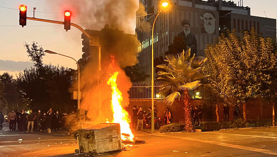 مظاهرات ليلية بشعارات الموت لخامنئي في طهران وكرج وأصفهان 