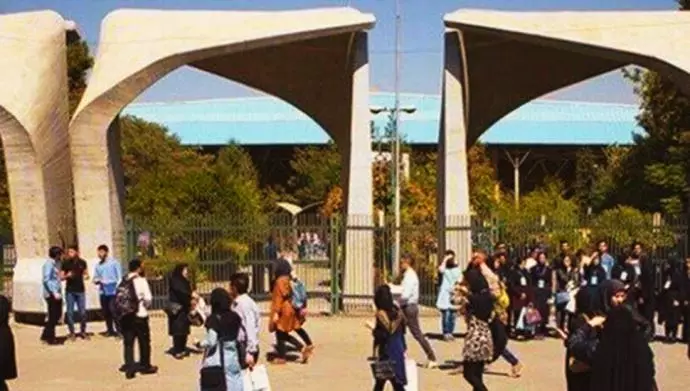 طهران - اشتباك طلاب جامعة الفنون الجميلة بقوات الأمن بشعارات في كل هذه السنوات جرائم ، تبا لهذا الحكم