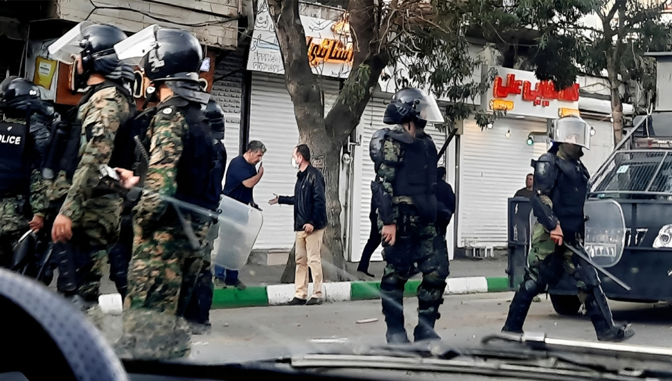 سياسة «اللاعنف في إيران» إهانة أم استسلام؟