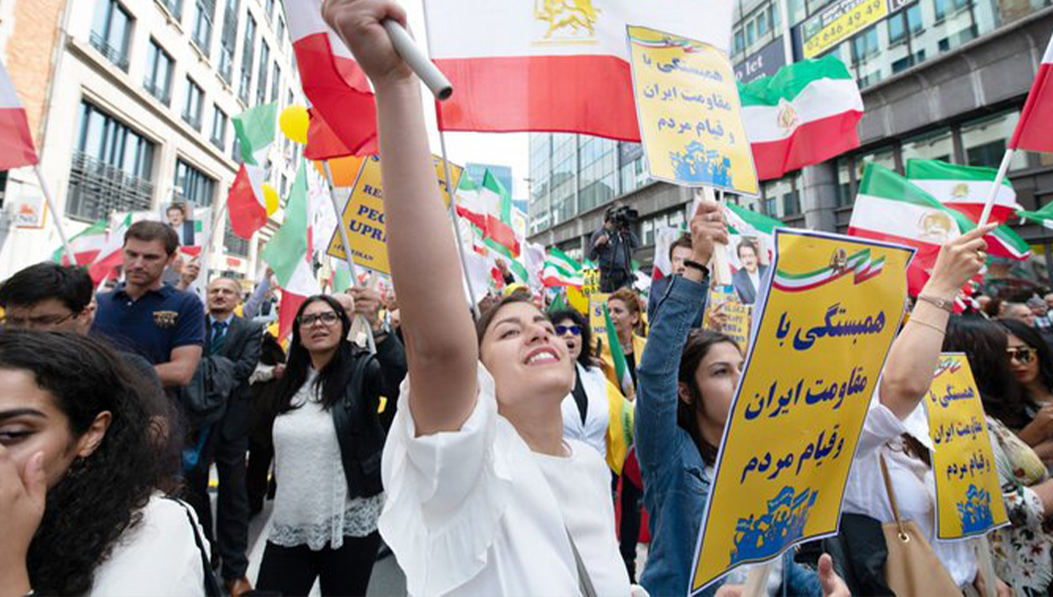 دراسة التزام المقاومة الإيرانية للحرية والديمقراطية