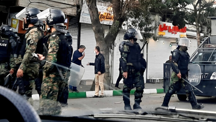 سياسة «اللاعنف في إيران» إهانة أم استسلام؟