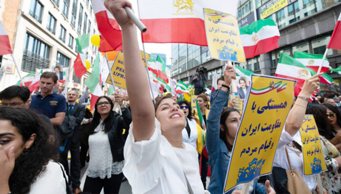 دراسة التزام المقاومة الإيرانية للحرية والديمقراطية 