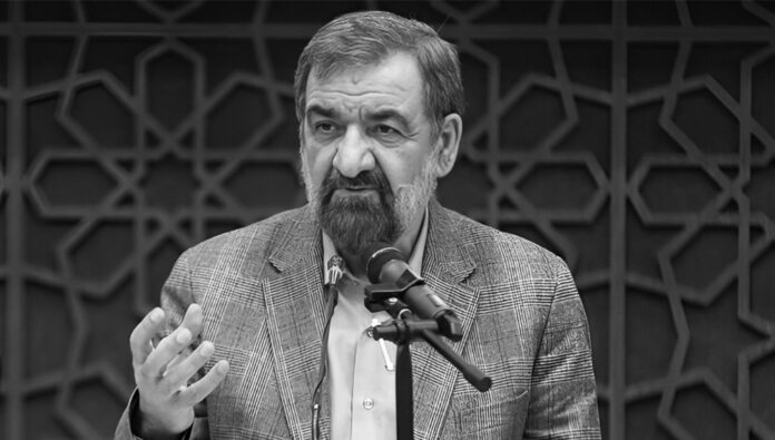 استقالة محسن رضائي إثر تصاعد الأزمة الاقتصادية والصراعات في حكومة رئيسي 