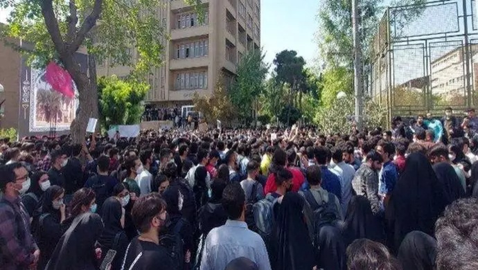 دور الجامعات الإيرانية في تحدي ديكتاتورية نظامي الشاه والملالي