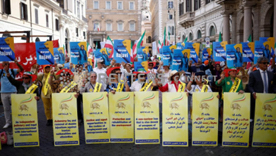 رويترز – تظاهرات ايرانيين بالقرب من البرلمان الإيطالي بشعار خياري مريم رجوي