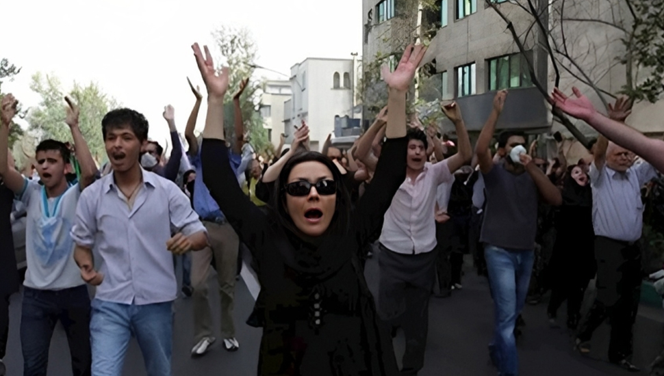 لماذا تقود النساء الثورة الإيرانية؟