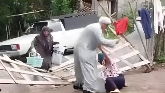 وحشية سافرة في إيران - ضرب امرأة من قبل ملالي الحكومة في لانجرود