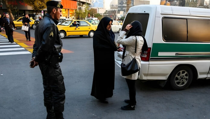 الدوافع وراء التصريحات المتضاربة حول استئناف النظام الإيراني لدوريات الحجاب