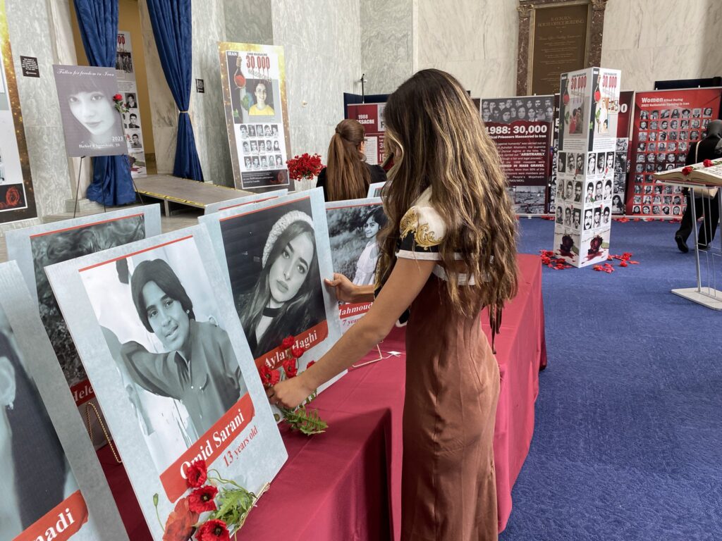 واشنطن - مبنى الكونغرس الامريكي - معرض لذكرى شهداء مجزرة عام 1988 وشهداء الانتفاضة الايرانية