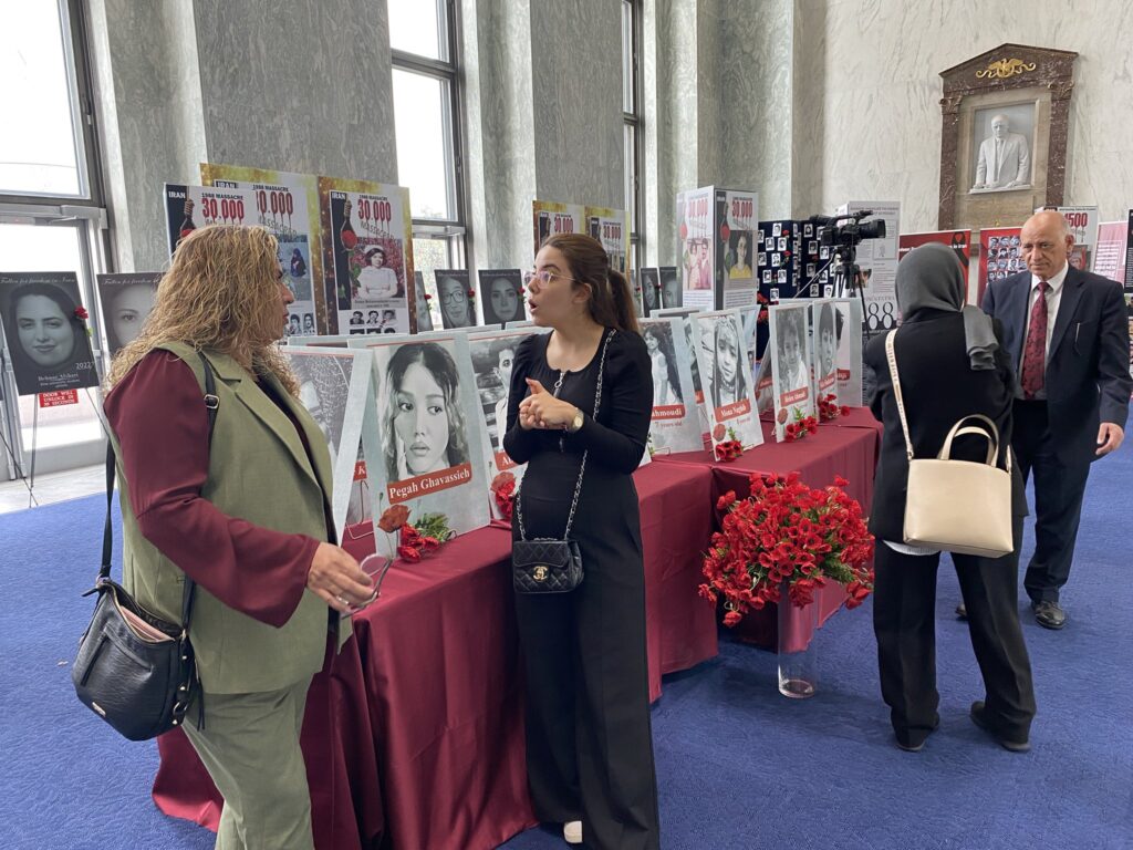 واشنطن - مبنى الكونغرس الامريكي - معرض لذكرى شهداء مجزرة عام 1988 وشهداء الانتفاضة الايرانية