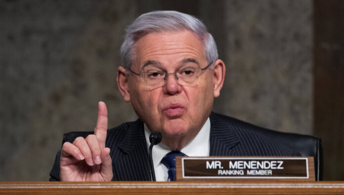 السناتور روبرت مينينديز نحن نقف مع رجال ونساء إيران الذين يطالبون بالتحرر من اضطهاد قاس لا يوصف