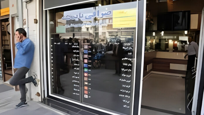 موقع إیران اکونومیست الحکومي: سيصل سعر الدولار إلى65000 تومان بحلول نهاية العام