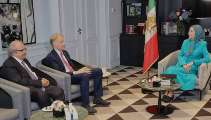 لقاء وحوار السيدة مريم رجوي مع السيناتور مالان زعيم الأغلبية في مجلس الشيوخ الإيطالي