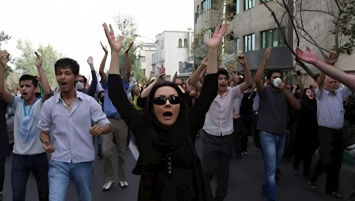 لماذا تقود النساء الثورة الإيرانية؟